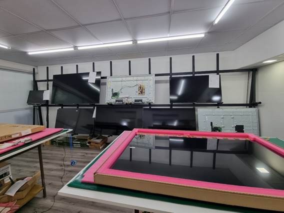 Interior del taller Brok Electrónica